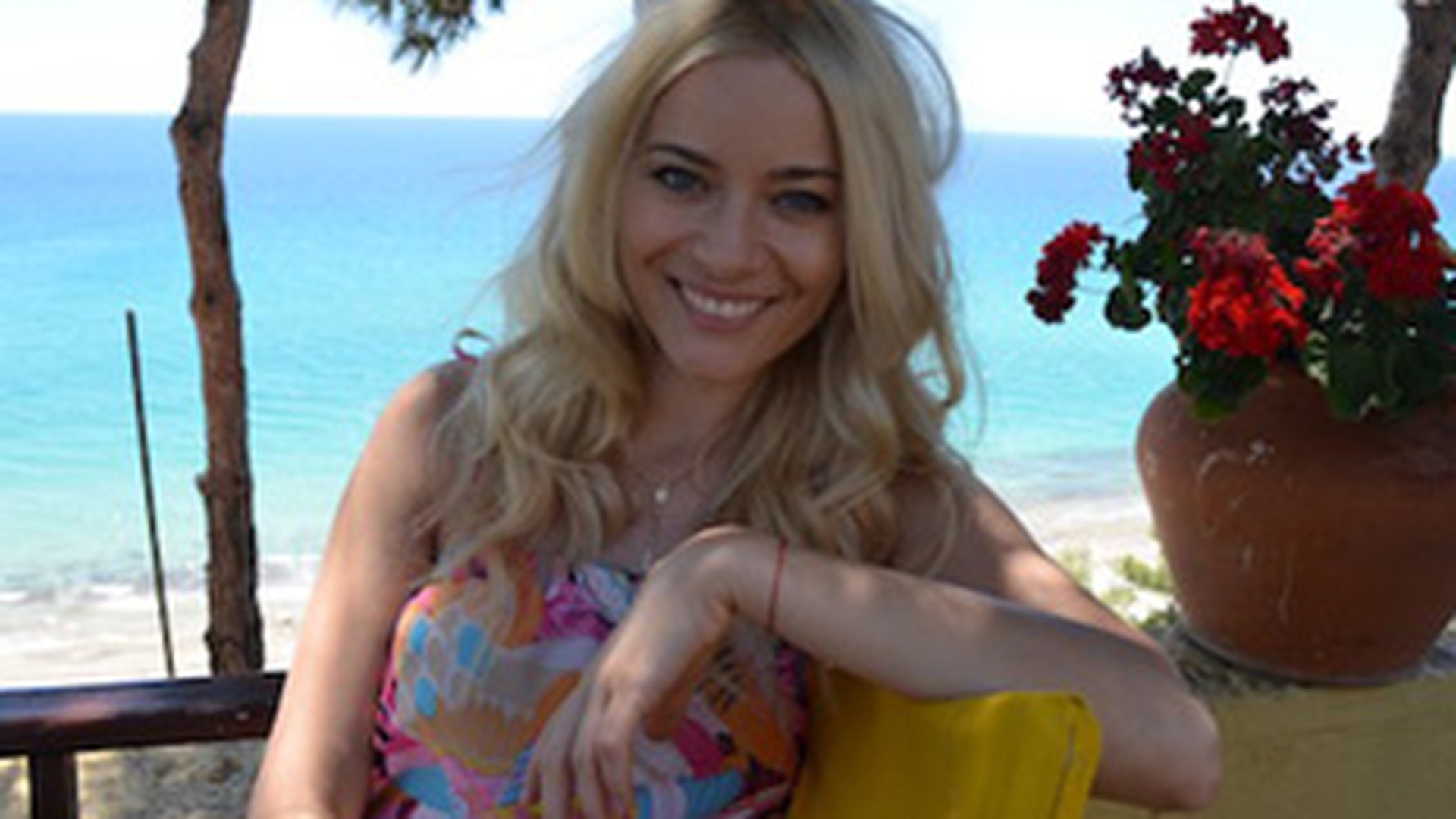 Laura Cosoi s-a relaxat in Thassos alaturi de sora ei: "Am facut plaja si baie in mare, am savurat fructele proaspete, m-am plimbat cu barca"