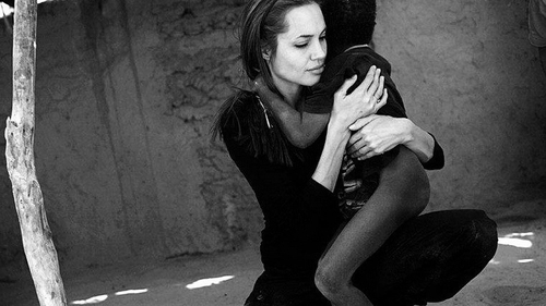 Imagini emoţionante cu ANGELINA JOLIE în lacrimi! Ce s-a întâmplat cu celebra actriţă
