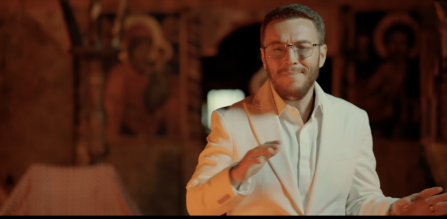 Scandal monstru cu Florin Cercel! A filmat un videoclip în curtea unei biserici și…