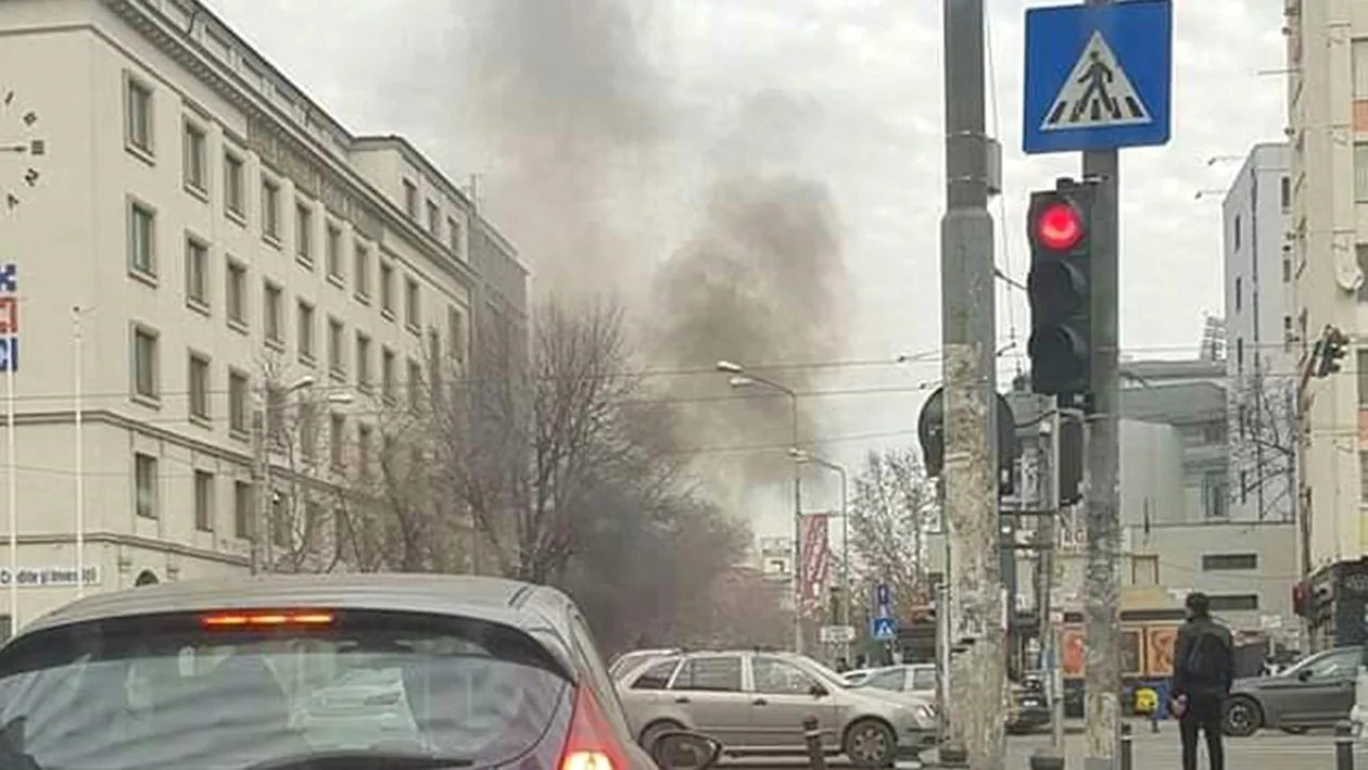 O mașină a luat foc pe un bulevard din Capitală! Circulația a fost blocată, pompierii sunt în alertă