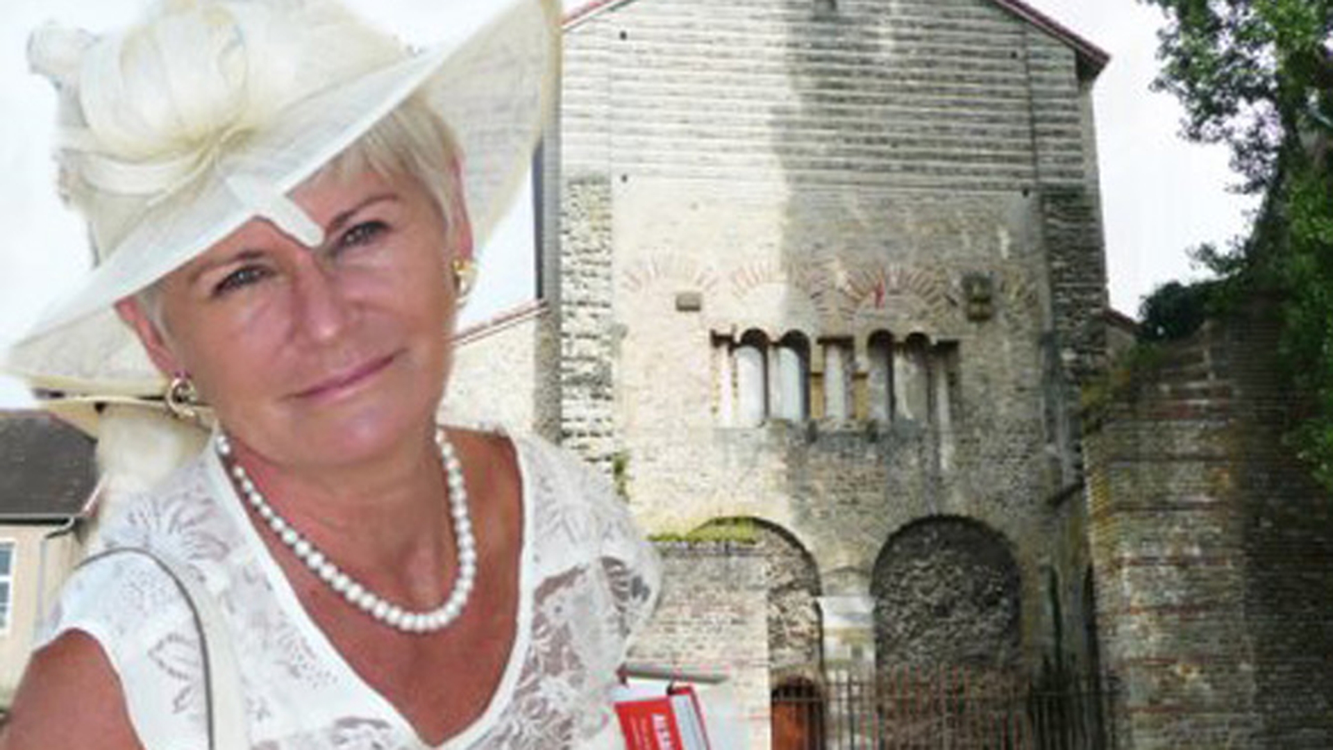 Monica Tatoiu s-a intors cu palarii si haine vintage din Franta! Afla aici unde-si va petrece urmatoarea vacanta!