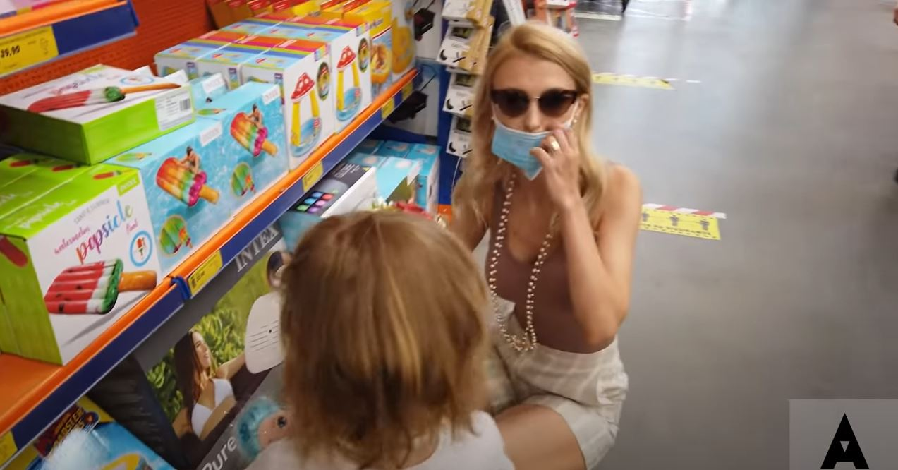 Andreea Bălan, atitudine iresponsabilă într-un hypermarket în care a mers cu Ella. Artista a fost criticată pentru gafa făcută în public