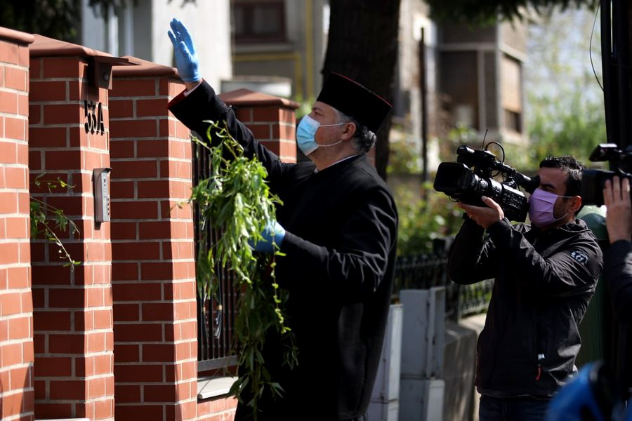 Daniel Tudorache, primarul Sectorului 1, și un preot al Bisericii Cașin împart ramuri de salcie bucureștenilor: ”Căminul fiecărui creștin va fi propria bazilică” | FOTO