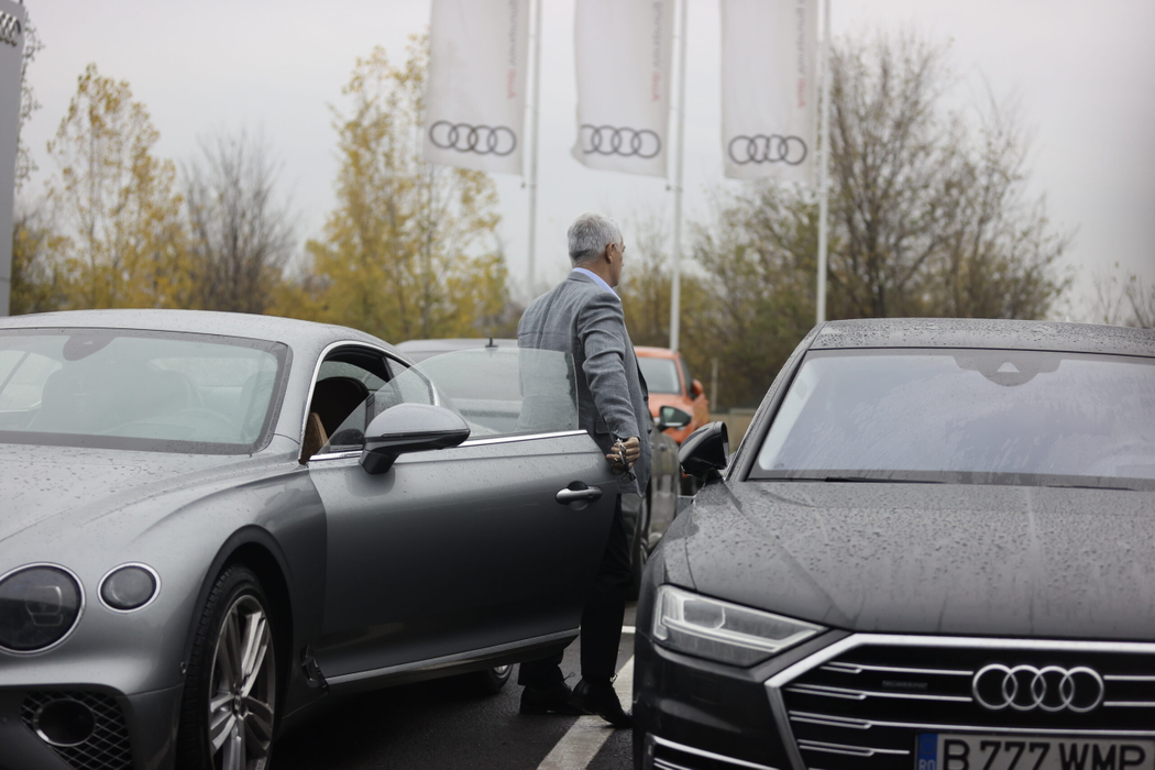 Gheorghe Șerban coboară din Bentley (SURSA FOTO: CANCAN.RO)
