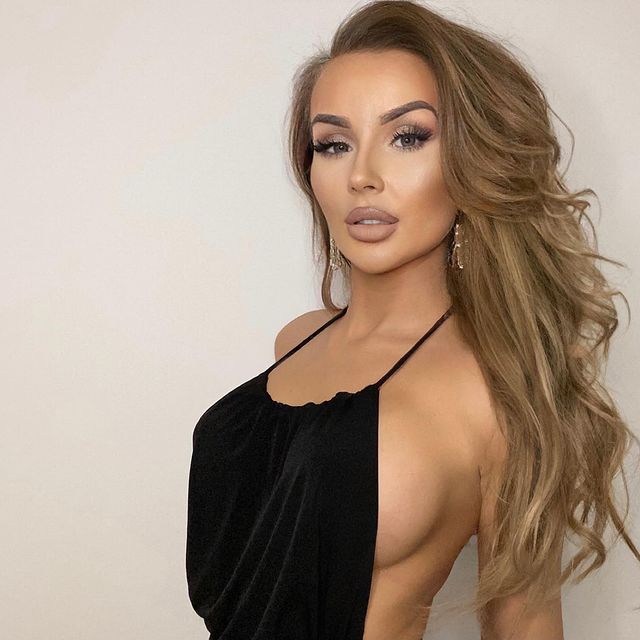 Juliana pozează în ipostaze sexy/ Sursă foto: Instagram.com