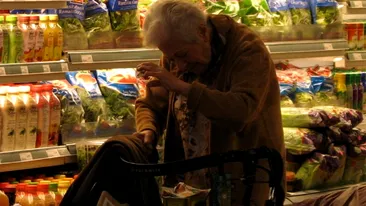 Pensionară de 82 de ani, prinsă furând o pâine și un parizer dintr-un supermarket. Decizia patronului, după ce i-a ascultat povestea, i-a lăsat pe toți fără cuvinte