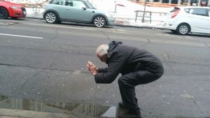 Batranelul acesta simpatic s-a aplecat sa faca o poza la baltoaca! Ai rade, dar ce a iesit… e CAPODOPERA!