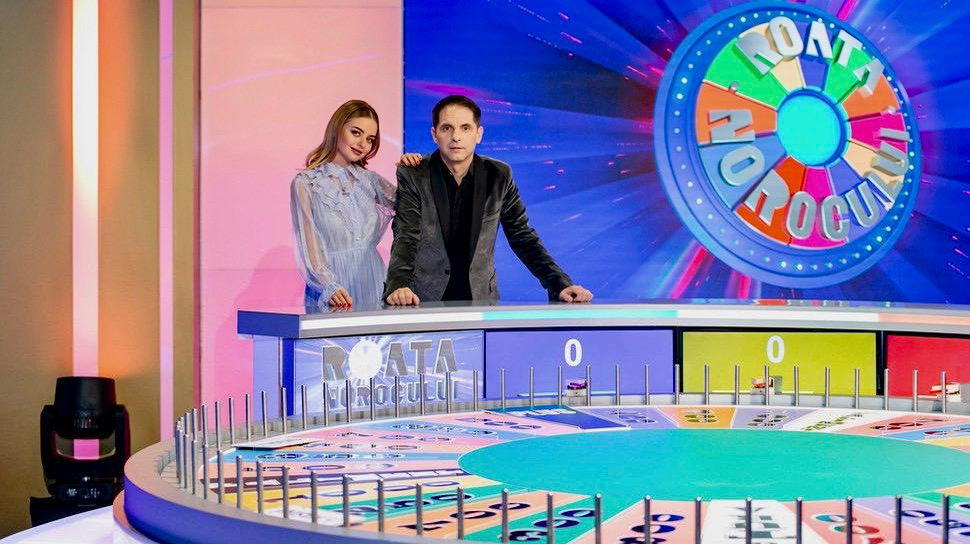 Dan Negru, alături de Anastasia Fotachi, gazdele show-ului "Roata Norocului", difuzat de PRIME