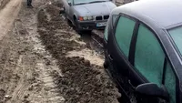 Maşini înghiţite de nămol, într-o comună din Dolj, imagini incredibile