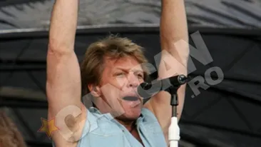 VIDEO Bon Jovi a cantat cu steagul Romaniei pe umeri la concertul din Bucuresti!