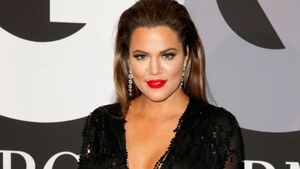 Khloe Kardashian o imita pe Marilyn Monroe intr-o sedinta foto topless