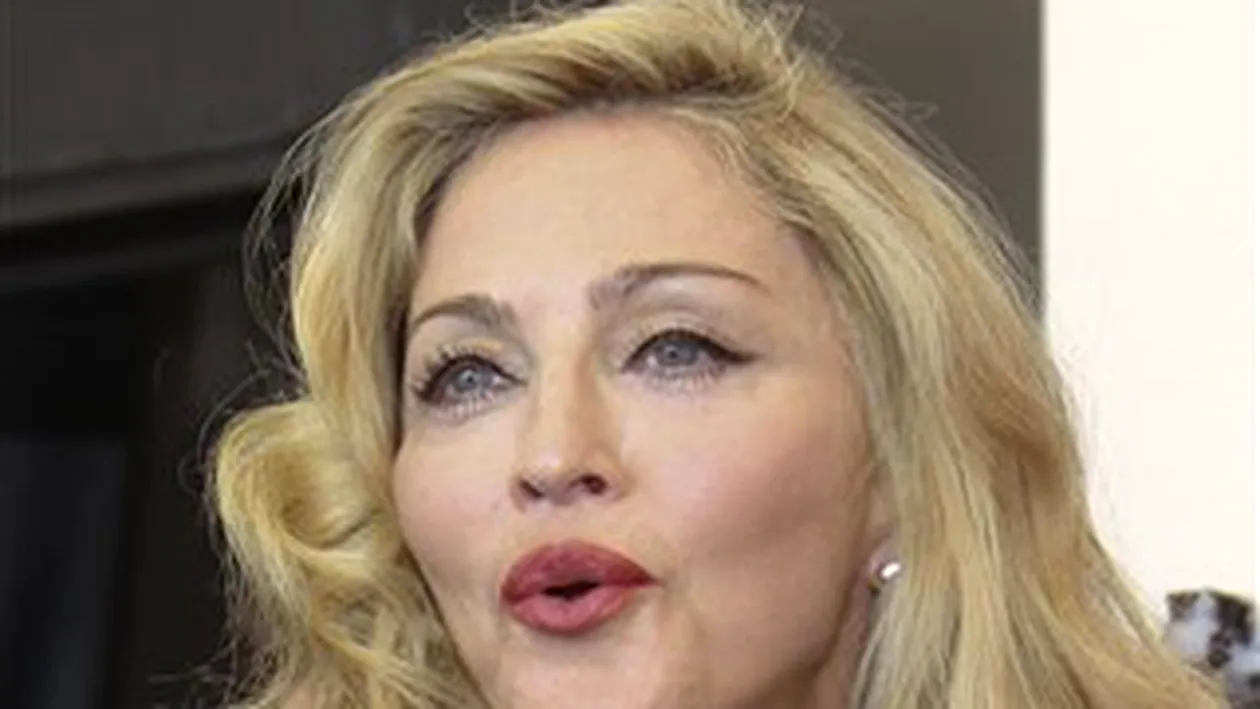Madonna socheaza din nou! S-a sarutat cu Nikki Minaj la filmarile videoclipului Give Me All Your Love!