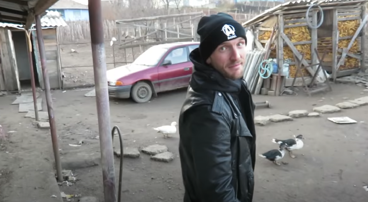 Cătălin Bordea a arătat casa în care a copilărit/ Sursa foto: Captură video