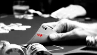 Un tânăr de 29 de ani juca poker pe dezbrăcate cu prietenul său cel mai bun şi soţia lui. Femeia a început să facă asta: Acum nu ne mai putem opri! E bestial