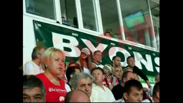 Capatos a luat-o pe Bianca de la tatal ei ca sa-l vada pe Cristea! Blonda, prima oara pe un stadion