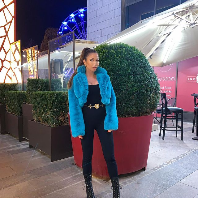 Alexandra pozează super-sexy/ Sursă foto: Instagram.com