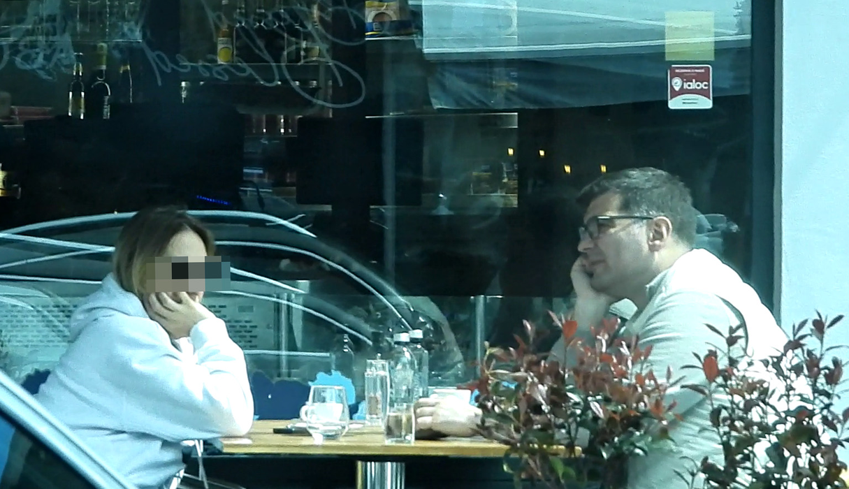 Toni Iuruc și-a dat întâlnire cu o doamnă, la o apă, la un restaurant din zona Floreasca (Foto: CANCAN.RO)