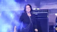 S-A FACUT DE RAS! Sandra a cazut pe scena in timpul concertului de 1 Decembrie de la Suceava