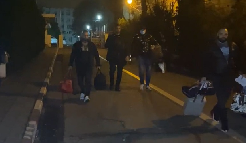 Alex Bodi a ieșit zâmbitor pe poarta Penitenciarului din Craiova, fiind aşteptat de un prieten care l-a ajutat să-și ducă bagajele la mașină