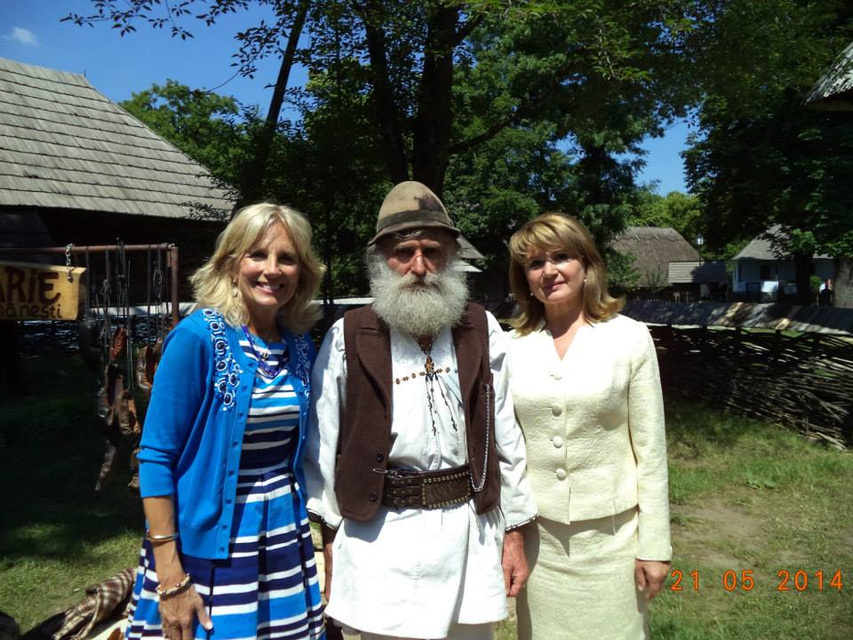 Alexandru Ilinca, la Muzeul Satului, între Jill Biden și Maria Băsescu, în 2014. Soția vicepreședintelui american a fost impresionată de meșterul român