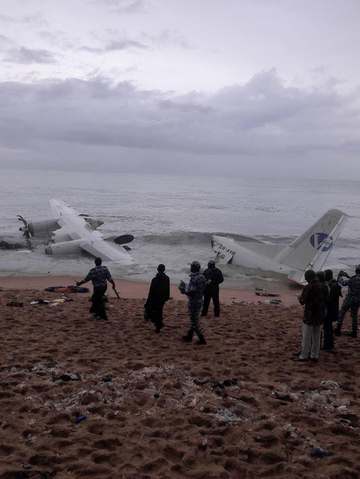 Avion prăbuşit în mare după decolare! Cel puţin 4 persoane au murit