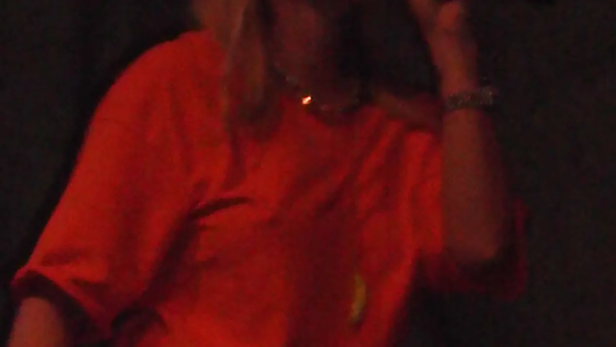 Pudoare sau compasiune! Puya a simtit nevoia sa acopere sanii zbarliti ai Deliei, intr-o seara racoroasa de primavara!