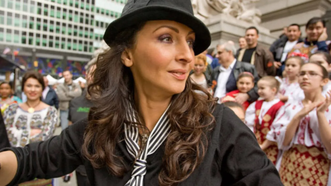 Mihaela Radulescu, in sanii goi, din nou! Si-a turnat ulei in valuri pe corp, s-a asezat pe sezlong si...