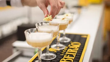 Câți bani a primit bacșiș un barman din Mamaia de la un grup de petrecăreți care au băut șampanie