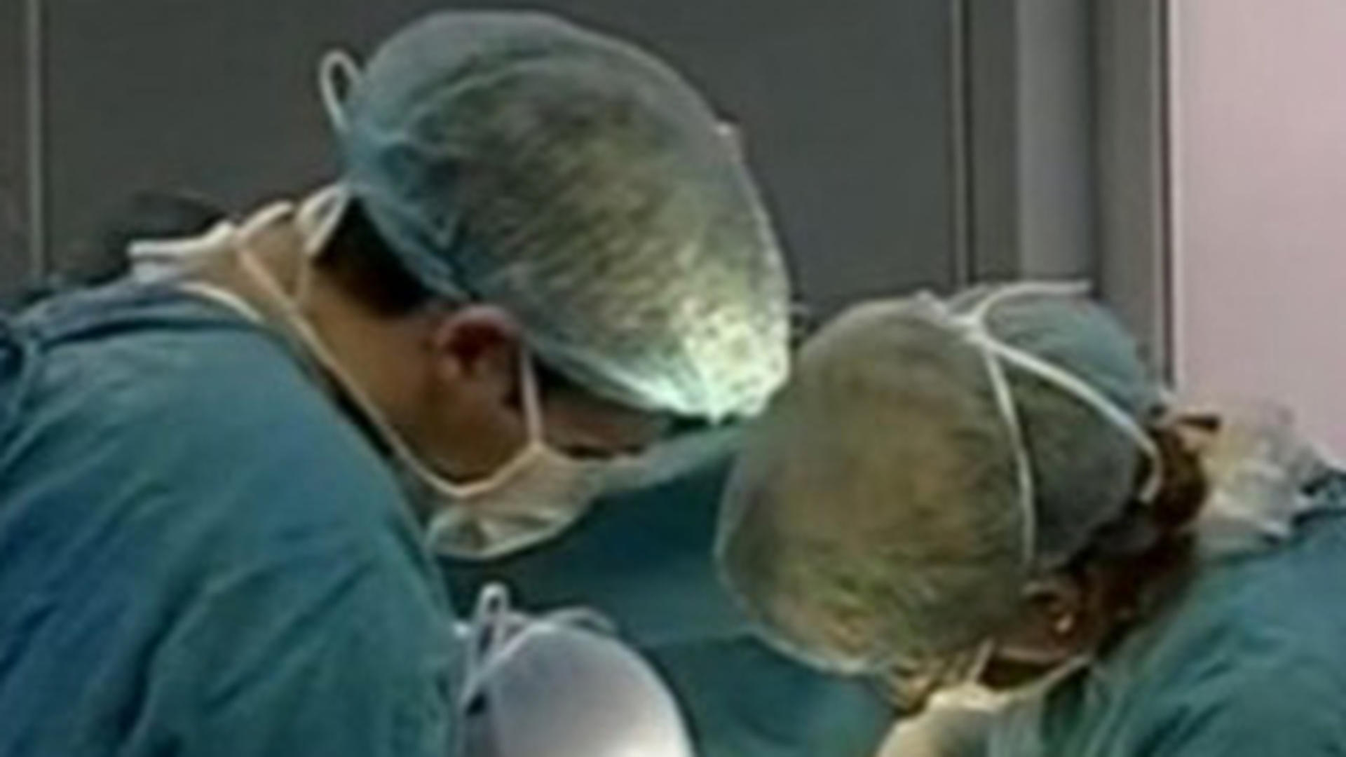 Caz uluitor! O fetita de patru ani are o tumoare plina de viermi si se afla in stare grava la spital!