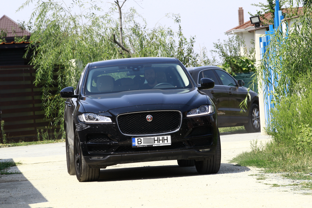 Smiley la volanul Jaguarului său