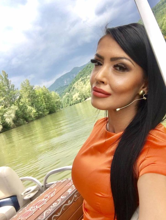 Ce a postat Andreea Mantea pe Facebook înainte să participe la o nuntă alături de Nuţu Cămătaru