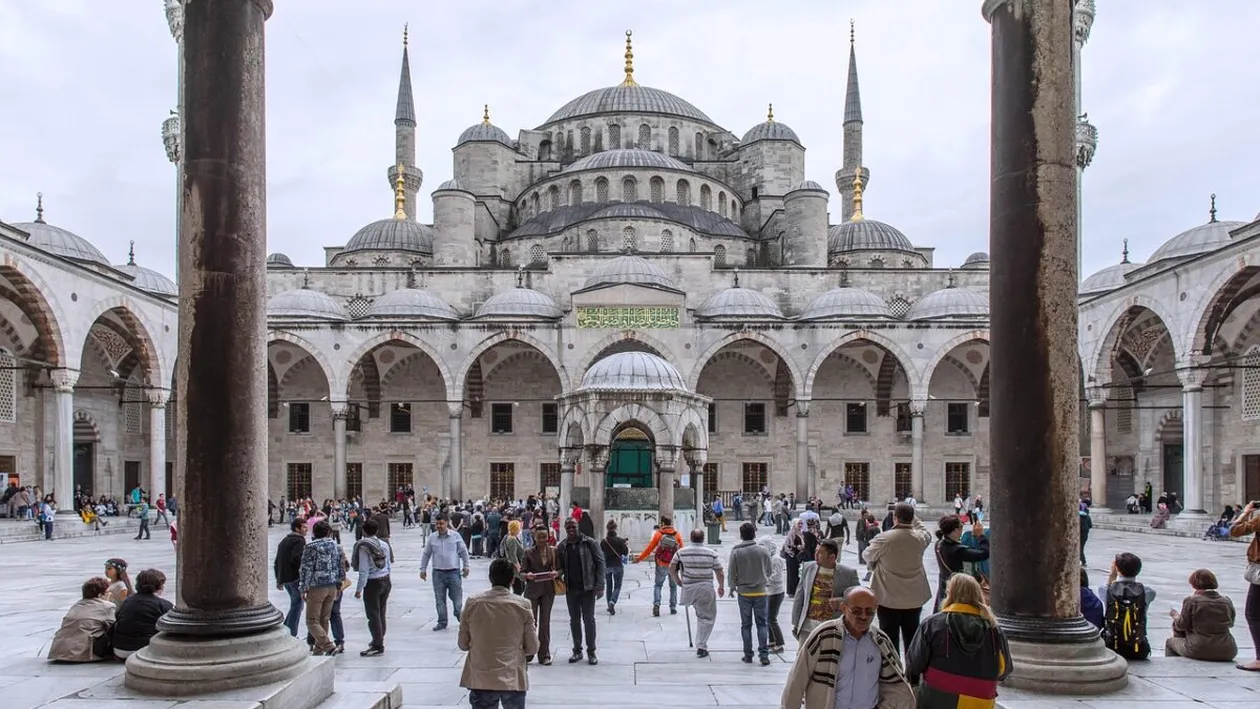 Atac terorist în Istanbul. Cel puțin o persoană a decedat în timpul unei slujbe dintr-o biserică italiană