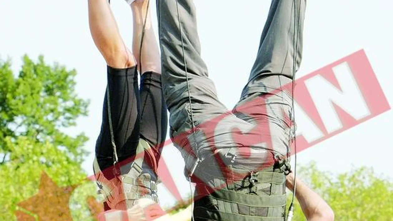 A stat cu capul in jos ca sa ii ia interviu lui Blaine