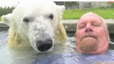 VIDEO El e singurul barbat din lume care are tupeu sa faca asa ceva! Are o relatie incredibila cu una dintre cele mai feroce fiare