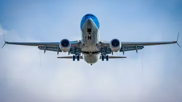 Momente de panică la bordul unui avion! Un pasager, la un pas de tragedie după ce geamul cabinei s-a spart în timpul zborului: Cu greu au reușit să-l tragă înapoi