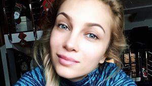Lora pozează din Maldive, într-o ţinută de infarct! Işi arată posteriorul în bikini minusculi!