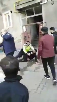VIDEO. Poliția în acțiune, varianta Moinești! Cum a încercat un agent să imobilizeze un infractor