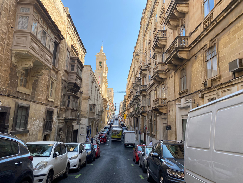 Așa arată un concediu de 8.200 lei în Malta! Ce au primit să mănânce doi turiști români în restaurantul unui hotel de 4 stele din Mellieha
