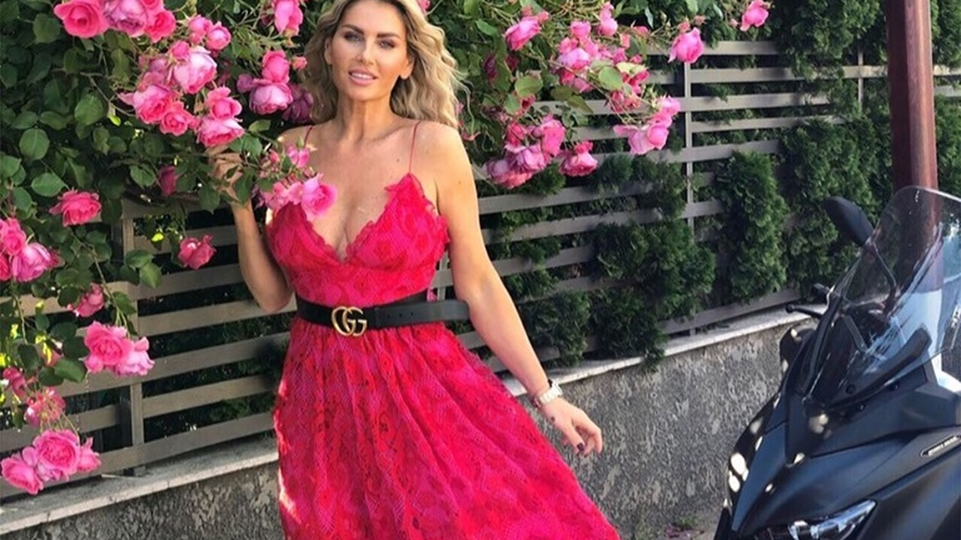 Andreea Bănică i-a înnebunit pe bărbați cu un decolteu amețitor și fără sutien. Ce i-a răspuns unui fan care i-a spus că s-a photoshopat
