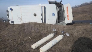 Accidente incredibile pe E85: o maşină a răsturnat o ambulanţă şi un tir a intrat într-o coloană