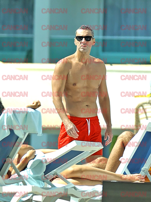 Mircea Badea, la bustul gol pe litoral. Foto: CANCAN.RO