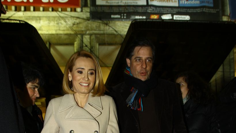 Mai au putin si fac 20 de iubire, dar isi amintesc perfect de primii fluturi in stomac! Vezi cum si-a cunoscut Andreea Esca sotul!