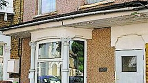 Opt romi au luat cu japca locuinta unui ofiter de imigrari din Marea Britanie "Mi-au distrus vila de 310.000 de euro"