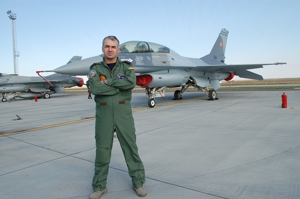 Comandorul Cătălin Micloş, cel mai experimentat pilot militar din România