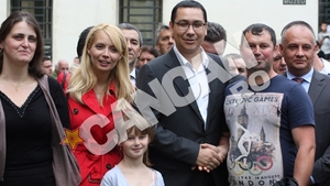 Victor Ponta le-a urat "La multi ani!" si "o viata mai buna" credinciosilor adunati la Manastirea Putna
