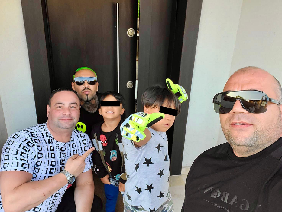 Roger Bogdan (stânga) și Vali Afganu' (dreapta) responsabili să protejeze familia lui Alex Velea