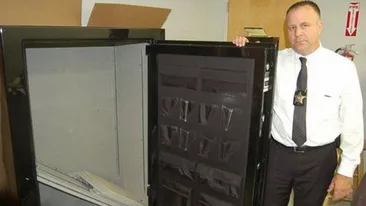 Descoperire FABULOASA! A comandat un seif online, iar cand l-a deschis a chemat politia de urgenta. Ce a gasit barbatul