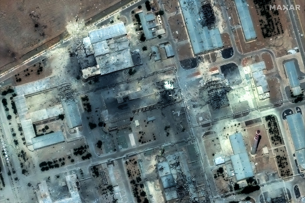 Imagine din satelit furnizată de Maxar Technologies care arată pagubele produse în urma loviturilor SUA asupra instalației de îmbogățire nucleară de la Isfahan din centrul Iranului. Foto: Profimedia
