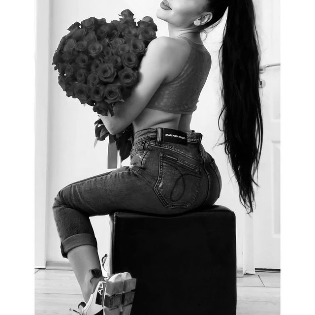 Consuela, o brunetă foarte sexy