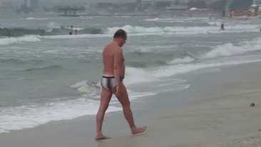 Nimic nu-l goneste de la plaja! Vasila Blaga se balaceste in mare chiar si cand…